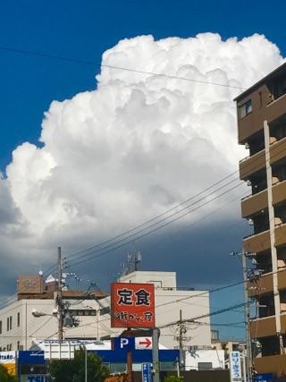 モクモクニョキニョキ -壮大な入道雲-